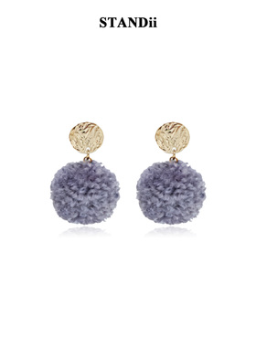 STANDii秋冬灰色毛球耳环女金属圆片装饰耳钉超仙高级感