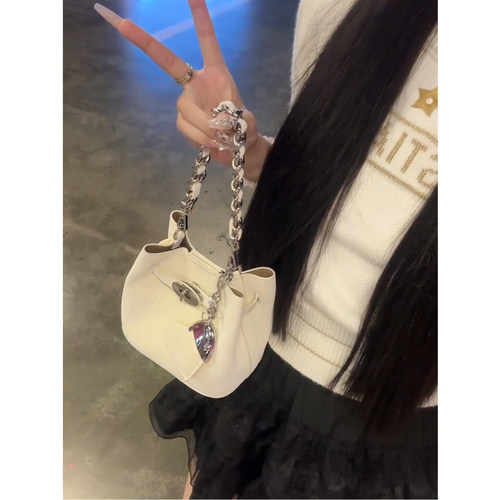 高级感软皮水桶包女2026新款