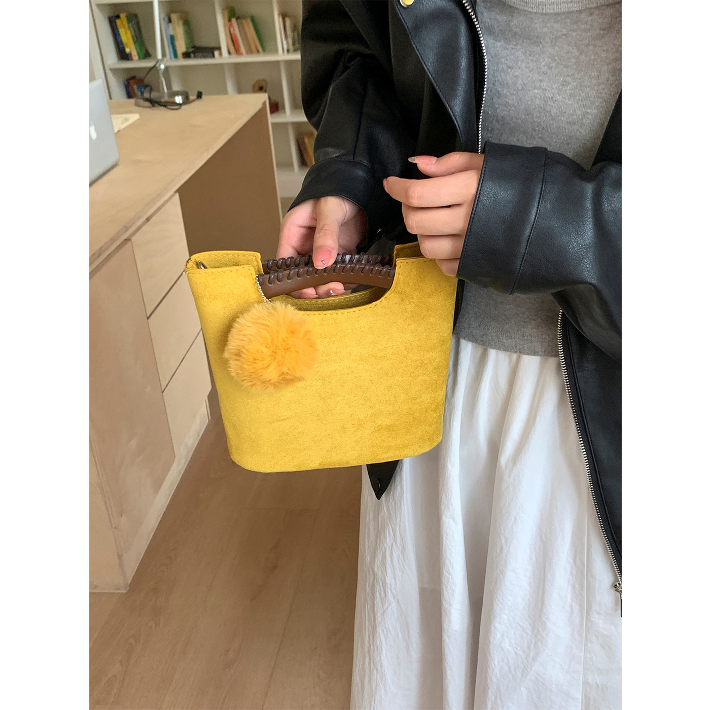 磨砂麂皮手拎水桶包女秋冬