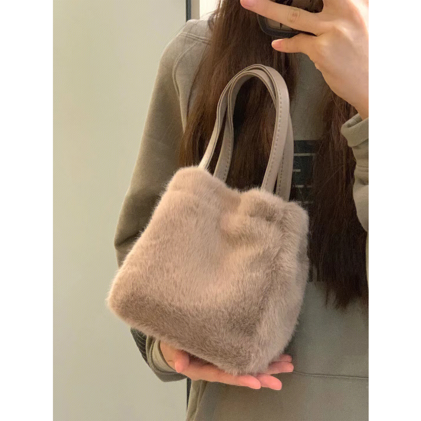 高级感韩版毛毛水桶包女秋冬季2025新款小众设计通勤手提单肩包包