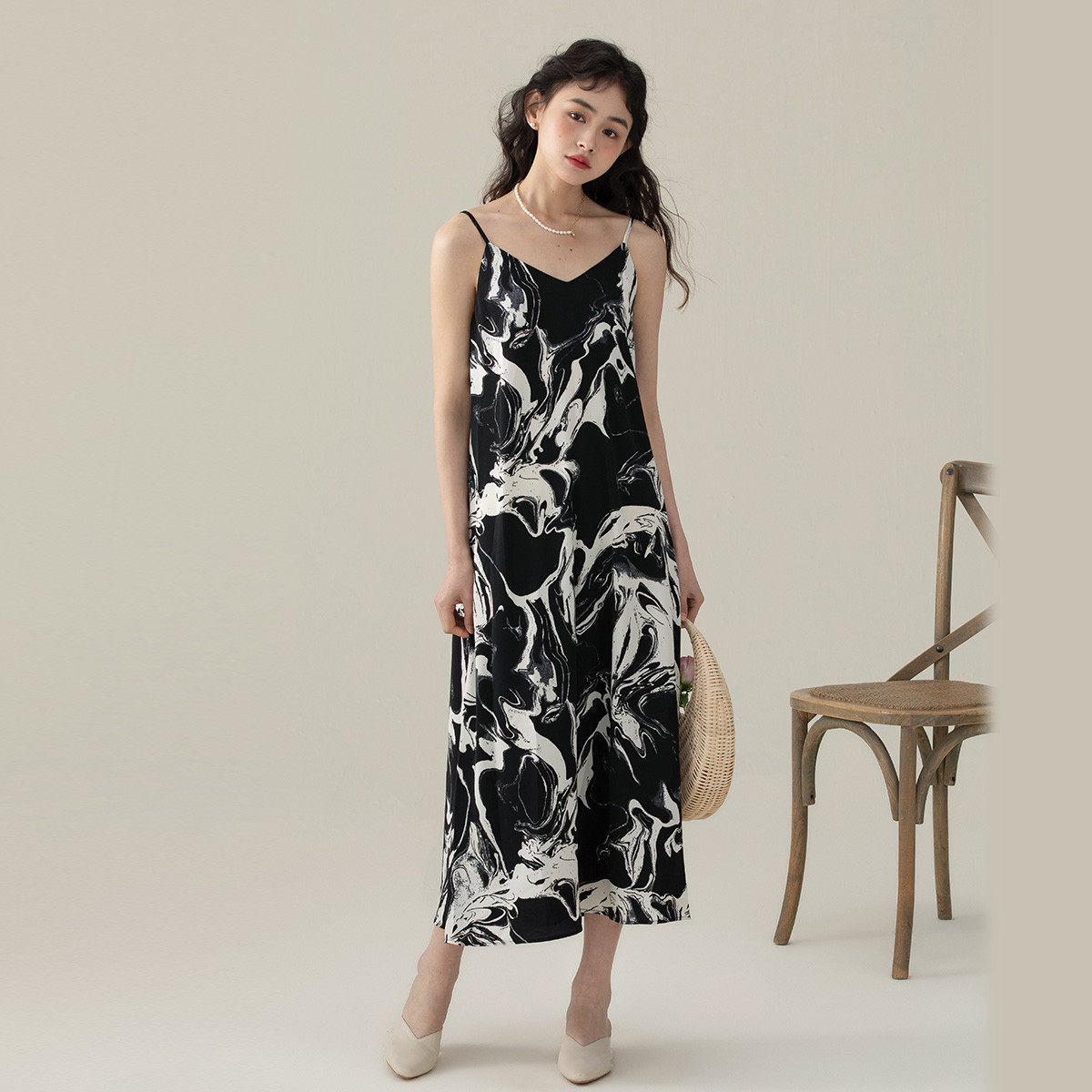 【2025秋季新款】v领吊带连衣裙女气质高级感碎花裙a字打底裙