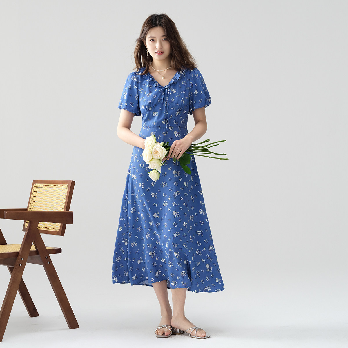 夏季花边v领短袖连衣裙女洋气高级感气质法式碎花裙休闲a字裙子