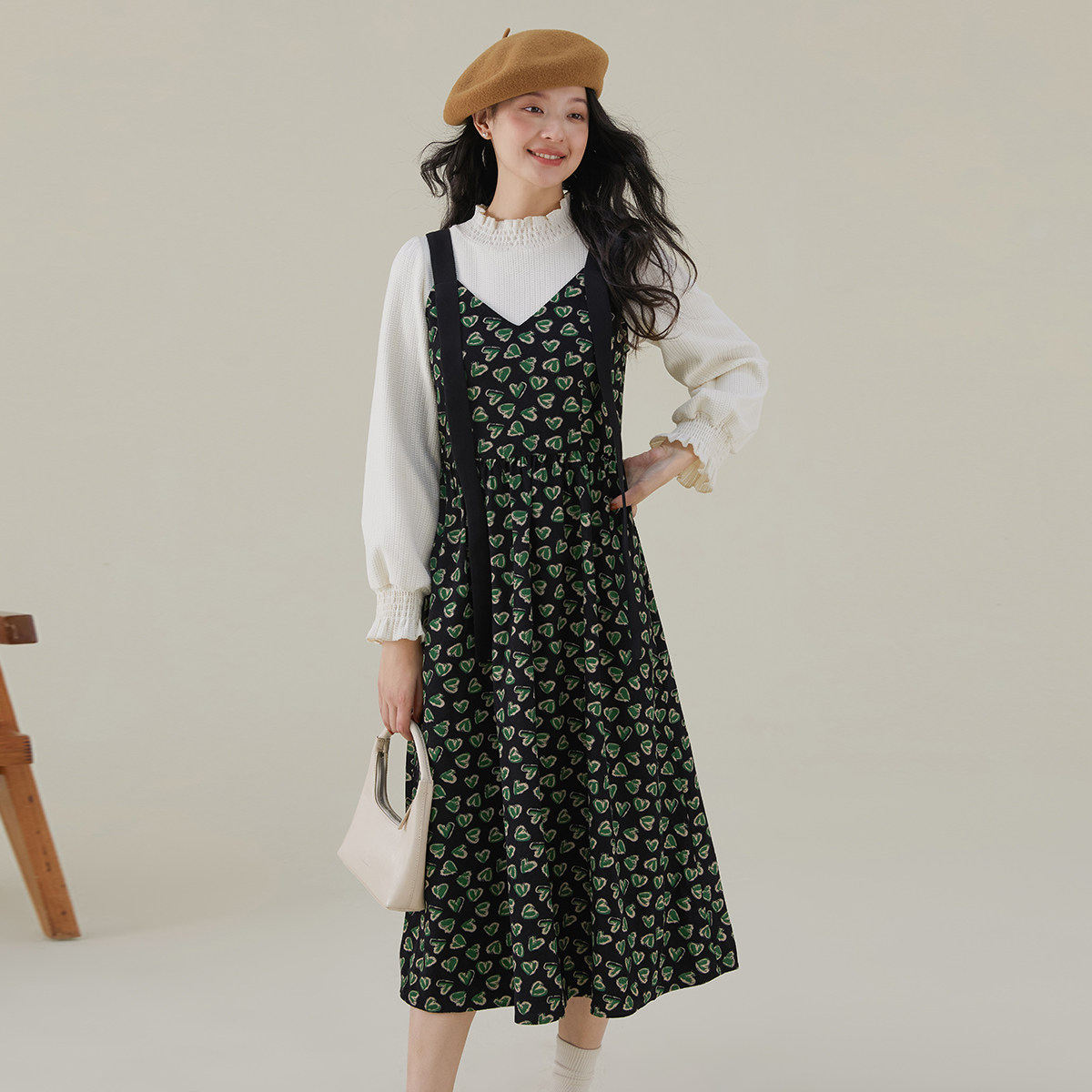 one more设计感v领吊带连衣裙女高级感2025秋冬碎花裙显