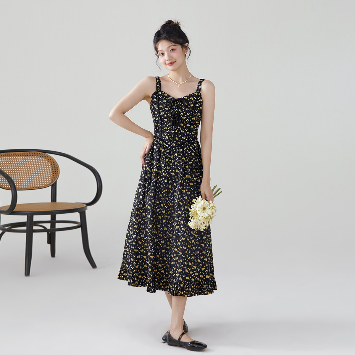 宽肩带法式碎花吊带连衣裙女高级感修身2026夏季薄款度假裙子