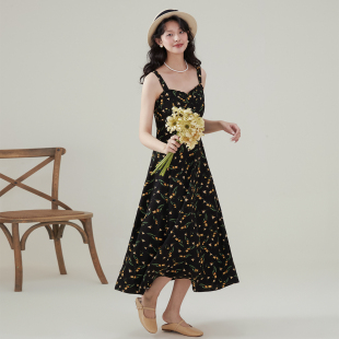 a字法式 one more2025夏季 新款 碎花吊带连衣裙女气质雪纺裙子修身