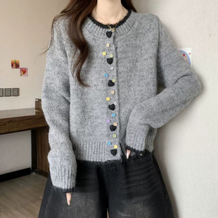 one more韩系彩虹扣灰色针织开衫女2025短款毛衣外套慵懒风上衣