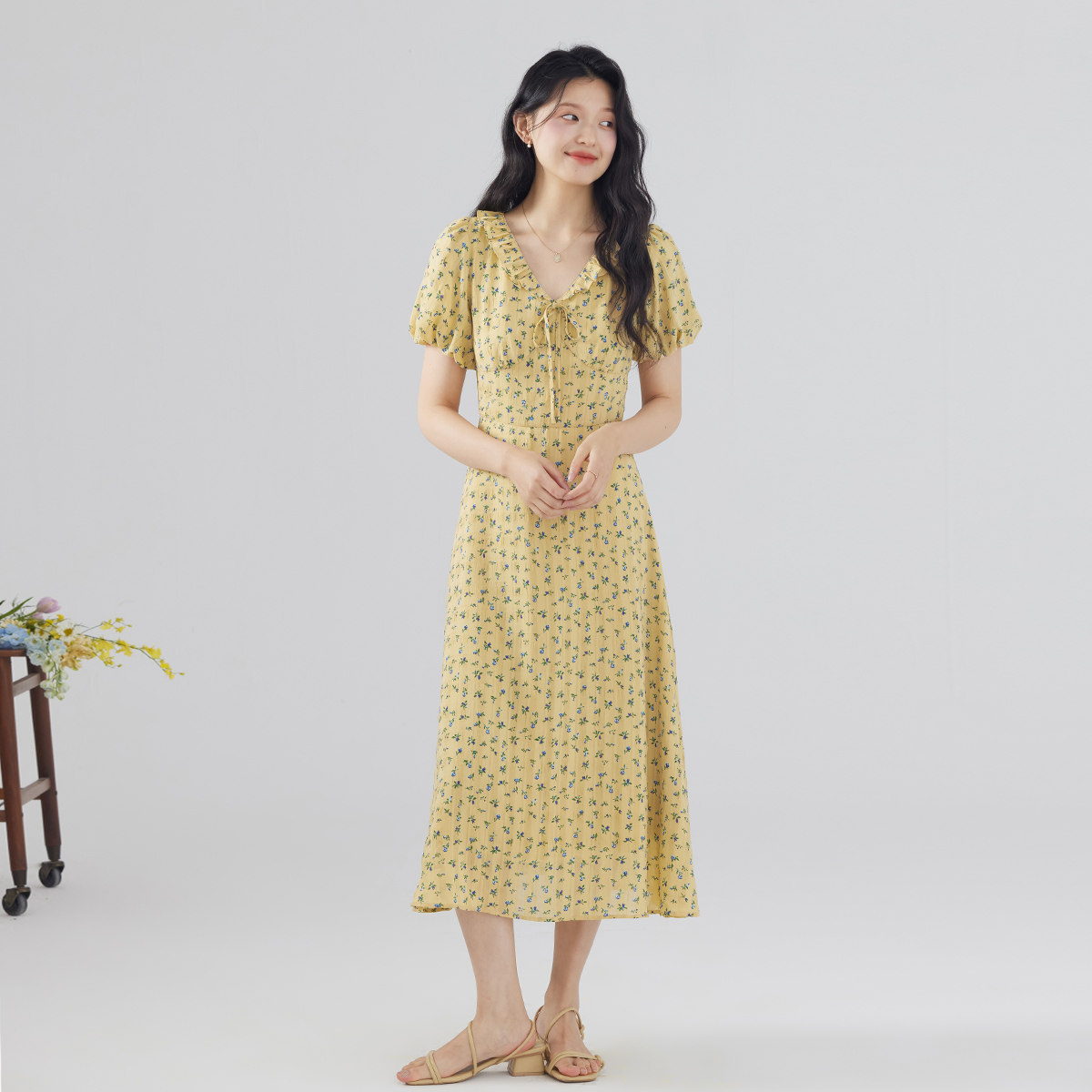 one more2025夏季v领碎花连衣裙女高级感茶歇裙短袖法式