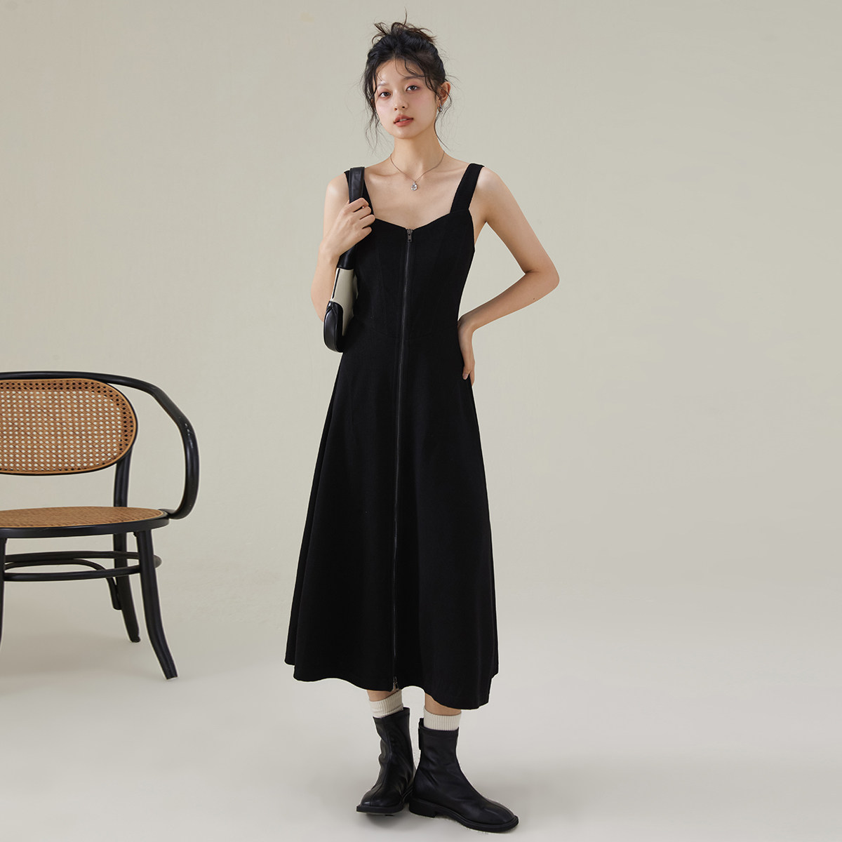 one more背带裙高级感裙子拉链吊带连衣裙女收腰显瘦长裙小黑