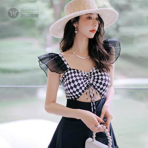 泳衣女2025新款纯欲学生保守遮肚显瘦性感小胸短袖连体温泉泳装