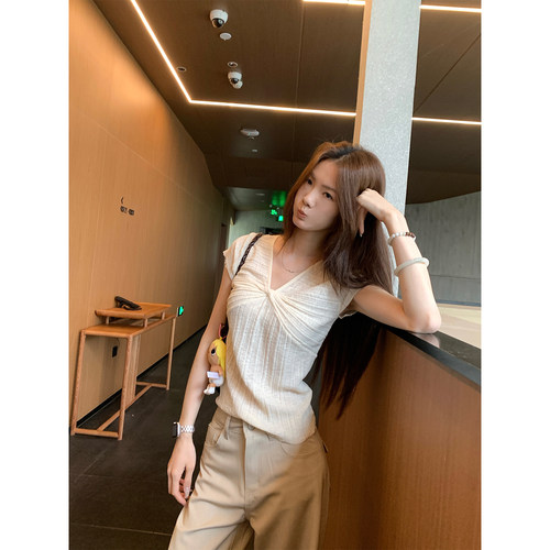 坑条肌理感V领纽结针织短袖女