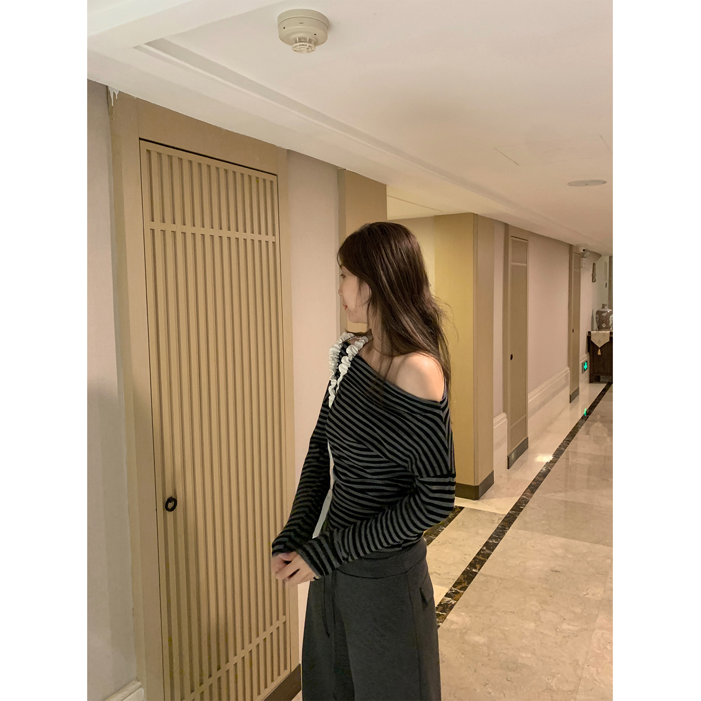 韩系复古一字领斜肩露肩条纹T恤