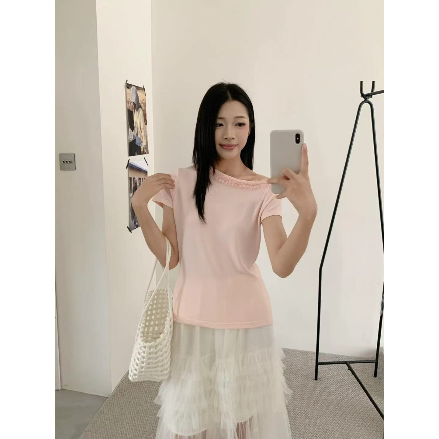 搜搜木耳边斜肩露肩短袖T恤女夏季设计感小众修身显瘦上衣ins