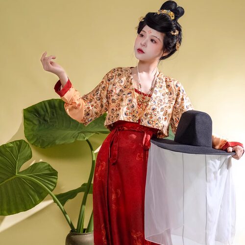 武周·绯红唐制复原卷草纹唐褙子