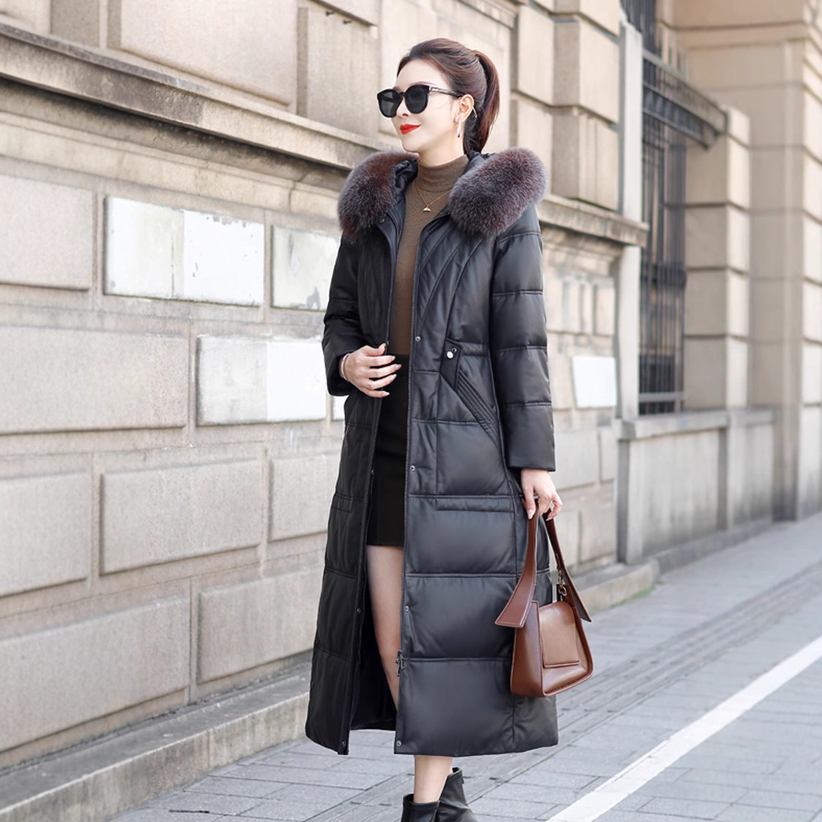 2025冬新款白鹅绒过膝长款个性绵羊皮羽绒服女连帽加厚真皮皮大衣