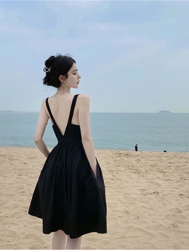 法式前后深V领简约小众设计度假风连衣裙口小黑裙收腰A字裙沙滩