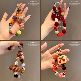 高级感毛绒串珠手机链挂绳女防丢防摔耐用配饰秋冬复古挂件钥匙扣