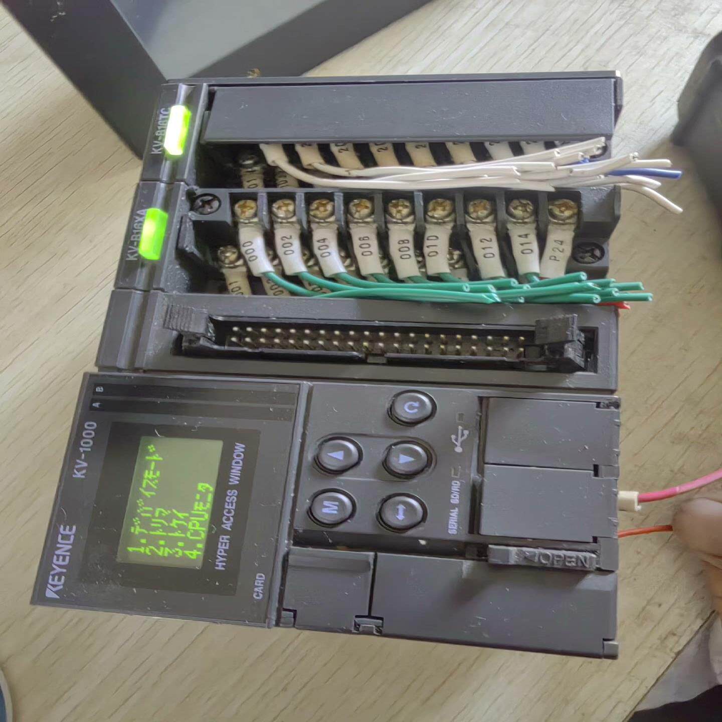 现拆机的基恩土PLC一组，型号是KV一1000，外加模块KV