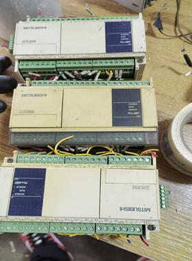 三菱FX1N-40MT拆机3台，成色如图，功能正常。