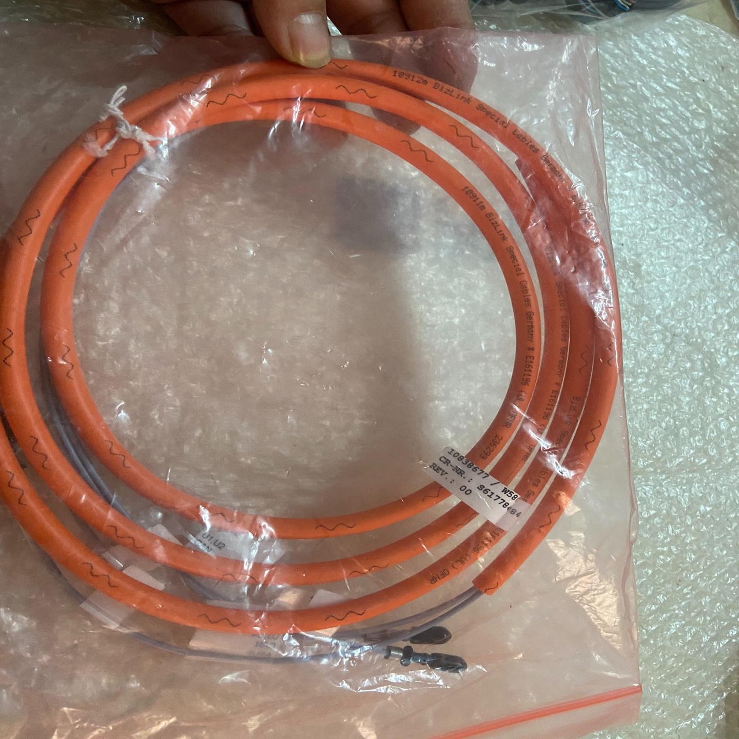 10912m BizLink  Special Cables