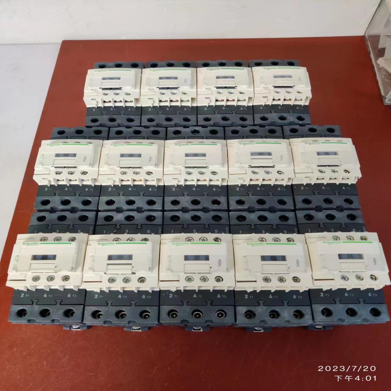 施耐德交流接触器：LC1D50A、线圈220V。图片是实物拍