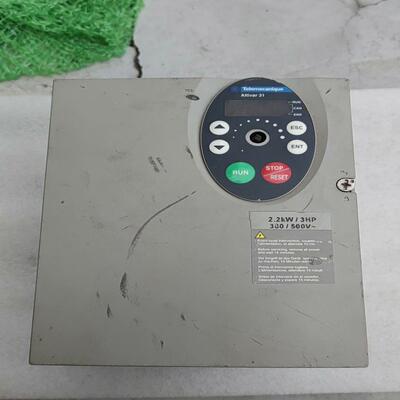 二手拆机施耐德变频器ATV31HU22NA4  2.2KW，
