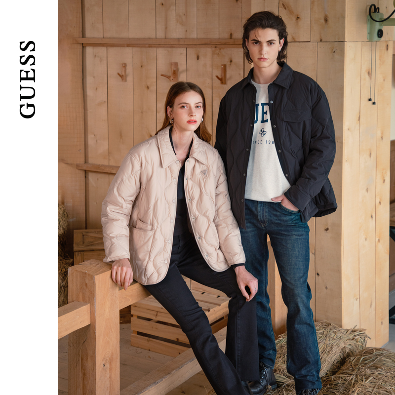 GUESS时尚纯色翻领短款羽绒服