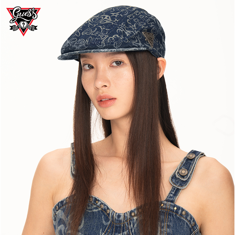 【GUESS x YUEQI QI联名系列】女士复古经典显脸小满印牛仔报童帽