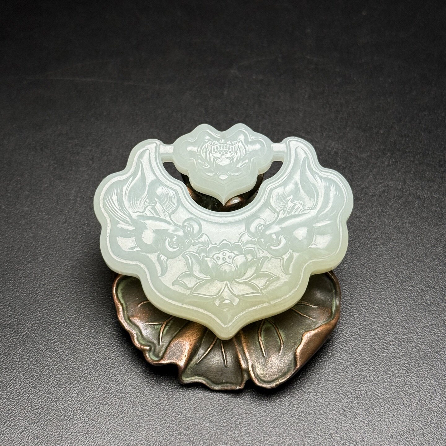 和田玉且末糖平安玉锁苏工吊坠