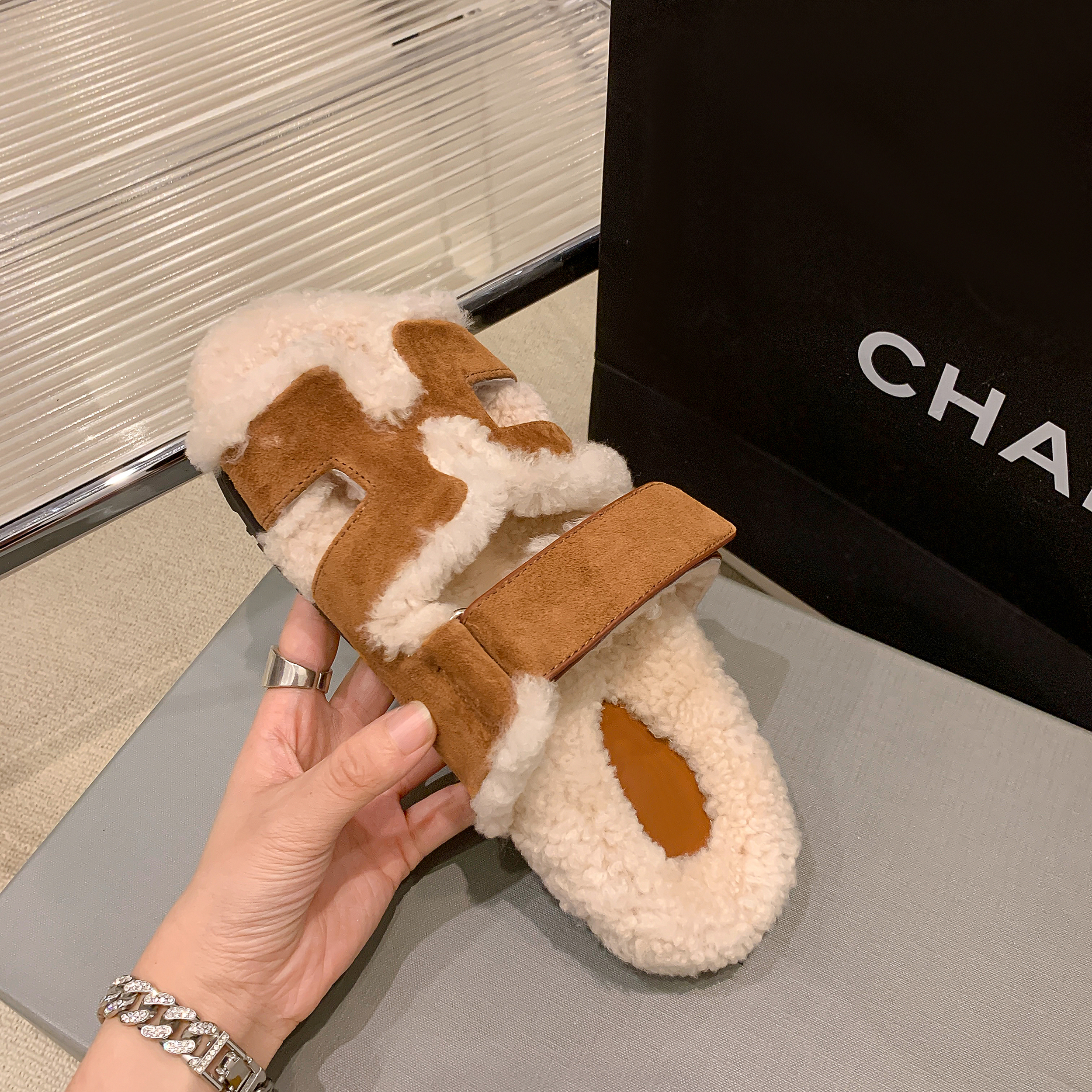 休闲圆头露趾拼接长绒毛毛拖平底