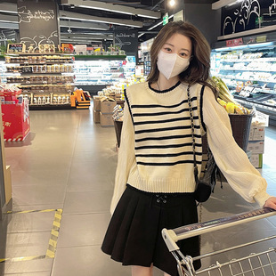 法式早春针织上衣女式2024新款春季女装韩版软糥黑白条纹拼接毛衣