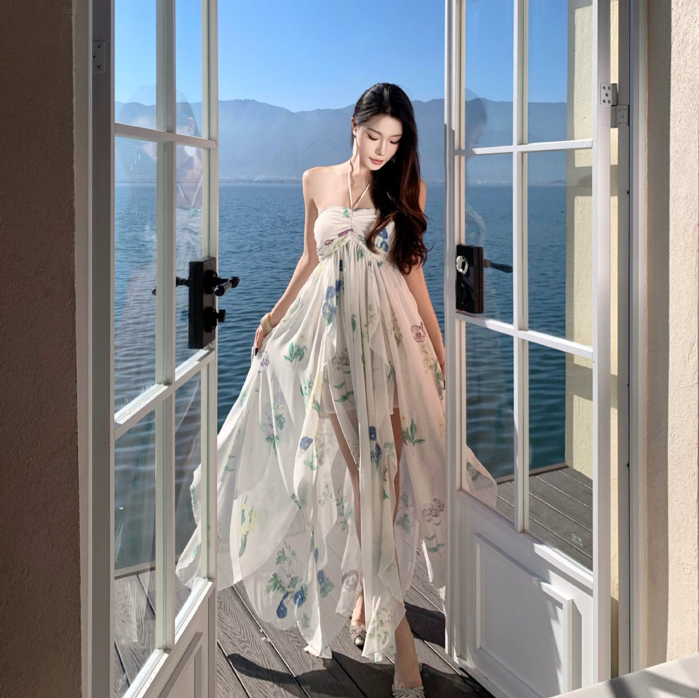 马尔代夫海边度假浪漫碎花挂脖吊连衣裙