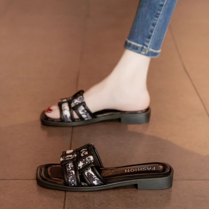 法式平底外穿高级感凉拖鞋女2025新款夏季超火海边配裙子一字拖鞋