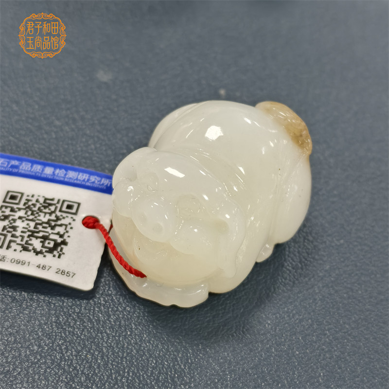 糖玉小猪吊坠新疆玉石且末料糖白福猪男女款金糖油润和田玉尚品馆
