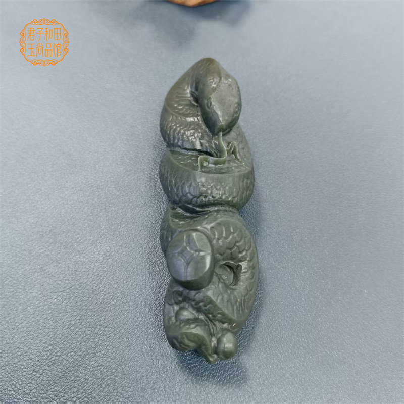 新疆和田青玉蛇手把件磨砂面盘蛇手玩件本名年
