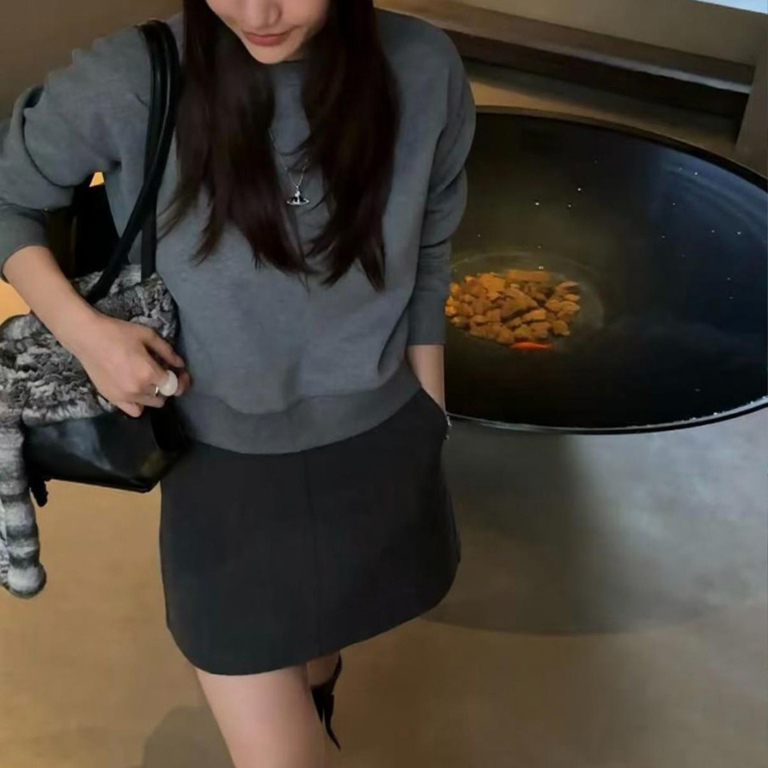 氧气感新款奶霜绒刺绣短款卫衣+高腰显瘦A字毛呢半身裙套装