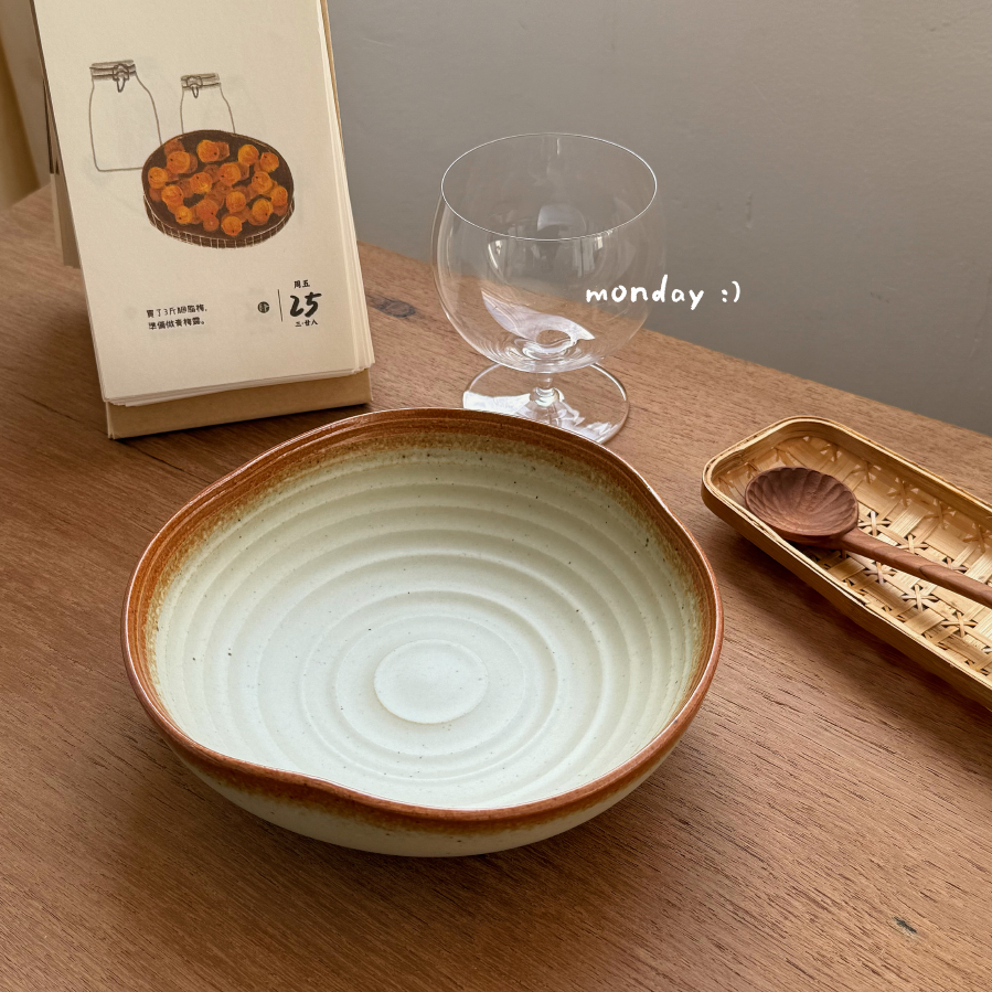 一家小店 是深盘也是面碗 别致荷叶边边 粗陶菜盘拌饭盘 深盘