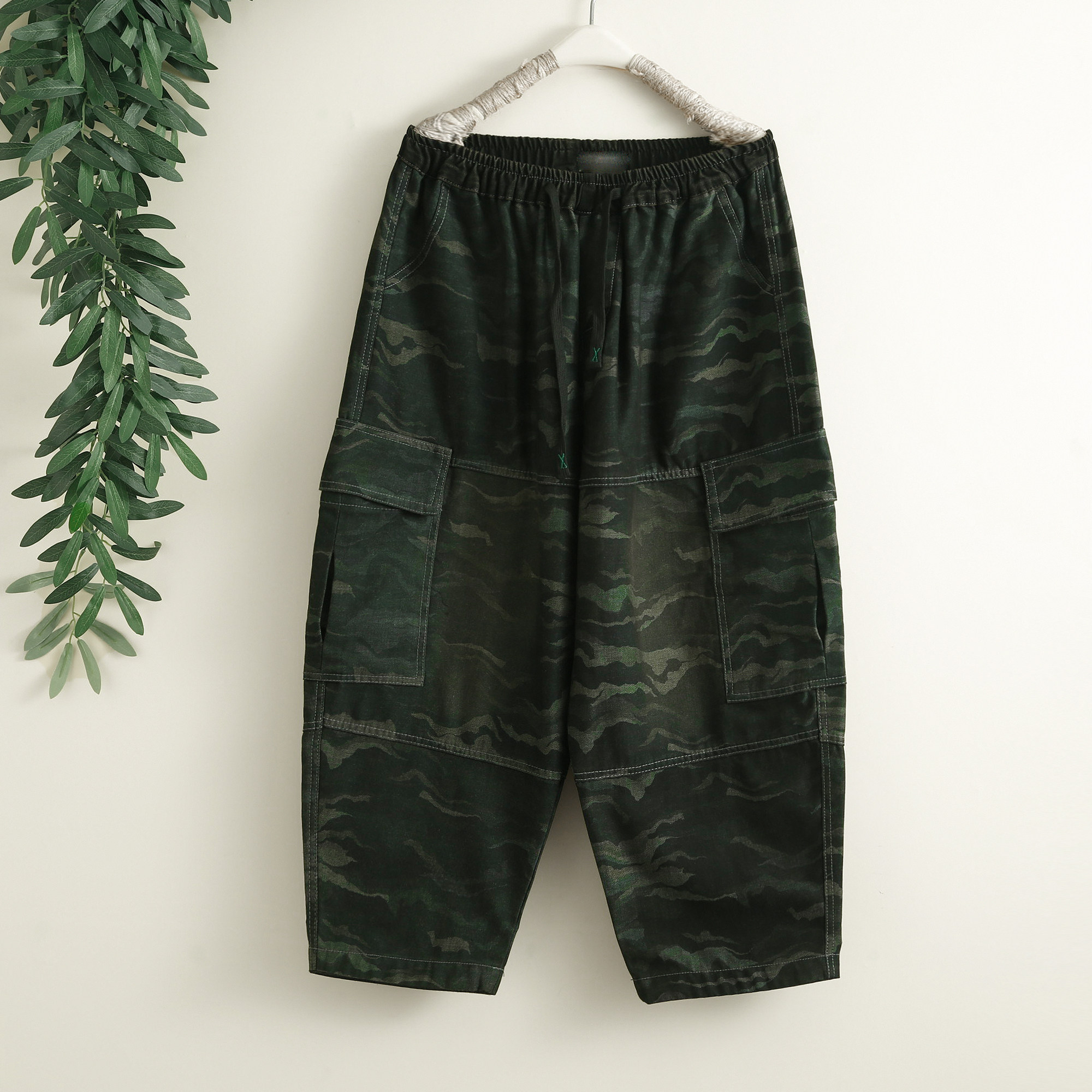 时尚洋气迷彩印花全棉牛仔裤女潮流贴布大口袋宽松显瘦工装哈伦裤