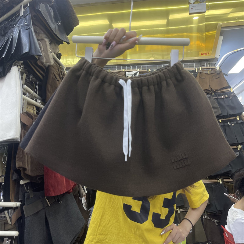 复古咖色松紧腰抽绳半身裙女2025冬季新款时尚百搭miu系毛呢短裙