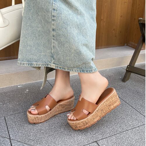 2026年春夏季新款厚底增高坡跟拖鞋女沙滩网红外穿松糕底百搭凉鞋