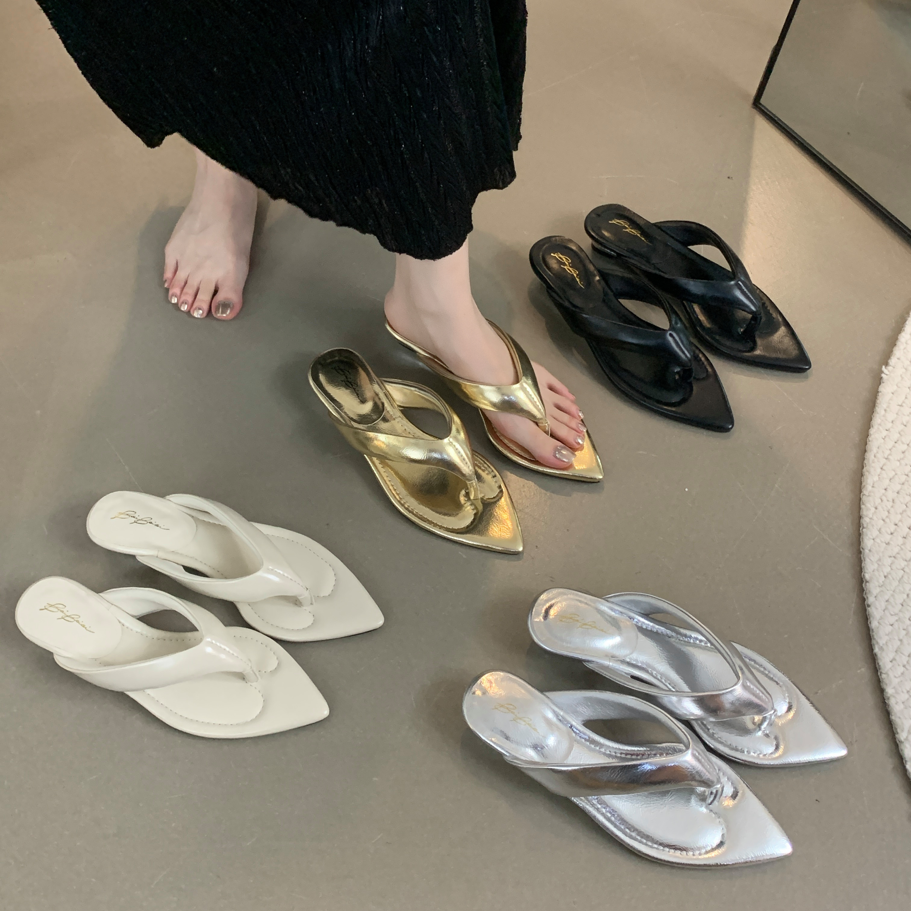 2024小众外穿一脚蹬简约夹趾新款夏季法式凉拖电镀坡跟女人字拖鞋