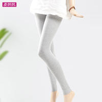 The long leggings for tall women are made of thin cotton and are nine-tenths black. They are elastic and can make a chubby girl look slimmer. The high waist is breathable thumbnail 3