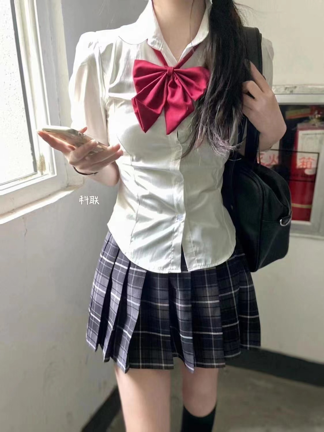 衬衫收腰烟灰格裙红领结全身全套