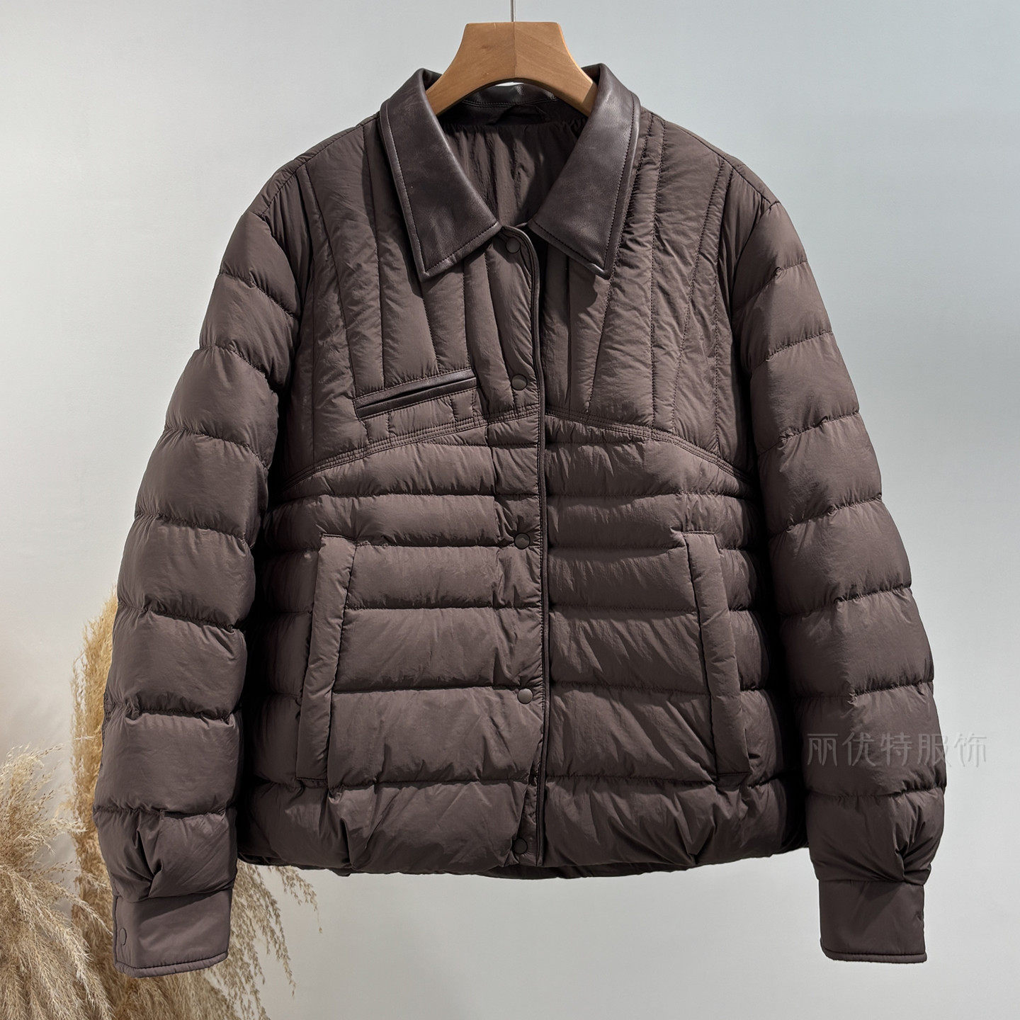 高端羽绒服女轻薄短款蛋白皮衬衫领2025秋冬新款洋气时髦鸭绒外套