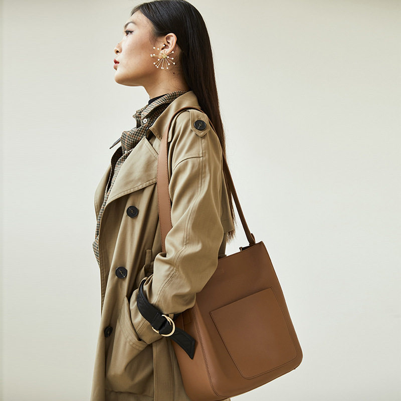 2023新款真皮女包休闲单肩斜挎包女复古水桶包小众设计通勤托特包