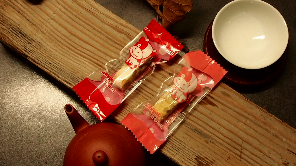 台湾进口牛轧糖  包裝 紙 糖果紙 糖紙 包裝油紙 9色牛牛图案 近年来因为两岸关系 小三通海运迟迟未能开放 导致台湾物品不能顺利进到国内所以货品都是空运过来的 数量不多 喔 我们不标榜我们卖的糖紙 但是我们的糖紙100%从台湾运过来......... 安全有保障 一分钱一分货喔...