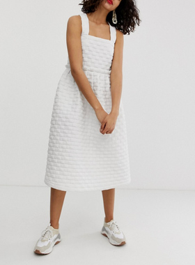 出口原单白色绗缝棉格肩带宽松腰气质露背中长款高个子微蓬连衣裙