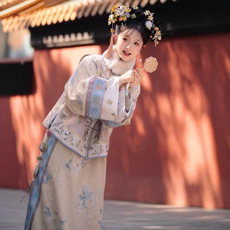 重工刺绣汉服明珠万福清代古装公主格格旗袍马甲成人日常宫廷旅拍