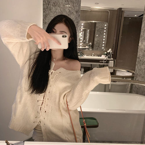 宽松圆领露锁骨性感甜美针织衫