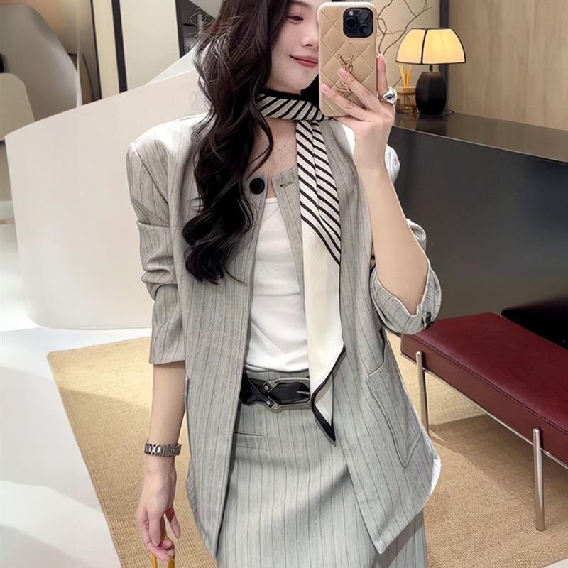 大方得体穿搭灰色西装外套半身裙两件套秋季套装轻奢高级感女人味