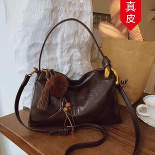 真皮今年流行爆款包包女式2025新款超火波士顿枕头包百搭单肩斜挎
